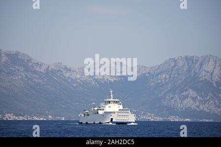 Bateau de croisière dans la mer, la mer Adriatique en Croatie, navire à passagers catamaran Banque D'Images