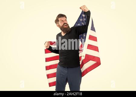 La liberté n'est rien mais une chance d'être libre. Heureux homme barbu tenant drapeau américain sur l'Independence Day. Libre expression de patriotisme au 4 juillet. Citoyen libre. À l'acte de sa propre volonté. Banque D'Images