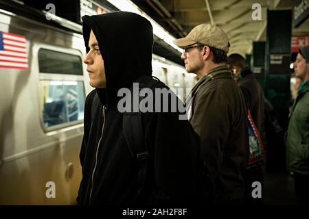 CHRISTIAN SLATER et RAMI MALEK dans M. ROBOT (2015), réalisé par SAM ESMAIL. Temporada 4 Episodio 1. Câble universel Crédit : PRODUCTIONS / Album Banque D'Images