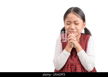 Jolie fille priant et cry isolé sur fond blanc.mains jointes en prière concept pour la foi, de la spiritualité et de la religion. Banque D'Images