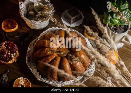 Pays traditionnel gâteau de Noël italien de style avec de la dentelle avec du chocolat, fruits et café fond de bois. Banque D'Images