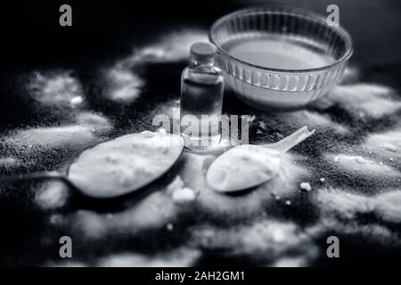 Masque de visage ou masque de bicarbonate de soude dans un bol en verre sur la surface en bois avec un peu de noix de coco en poudre et l'huile dans un flacon en verre transparent. Utilisé pour Banque D'Images