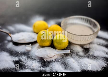 Masque de bicarbonate de soude dans un bol en verre sur la surface en bois avec certaines bicarbonate de soude saupoudré sur la surface et les citrons aussi sur la surface. Utilisé pour blemi Banque D'Images