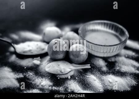 Masque de bicarbonate de soude dans un bol en verre sur la surface en bois avec certaines bicarbonate de soude saupoudré sur la surface et les citrons aussi sur la surface. Utilisé pour blemi Banque D'Images