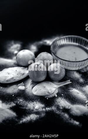 Masque de bicarbonate de soude dans un bol en verre sur la surface en bois avec certaines bicarbonate de soude saupoudré sur la surface et les citrons aussi sur la surface. Utilisé pour blemi Banque D'Images