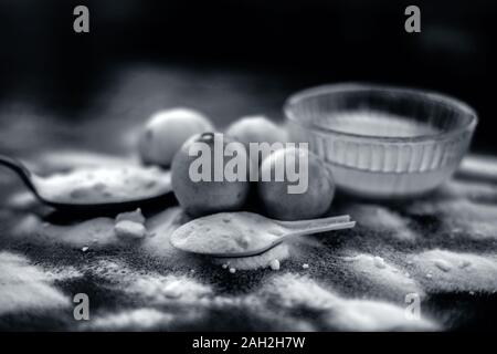Masque de bicarbonate de soude dans un bol en verre sur la surface en bois avec certaines bicarbonate de soude saupoudré sur la surface et les citrons aussi sur la surface. Utilisé pour blemi Banque D'Images