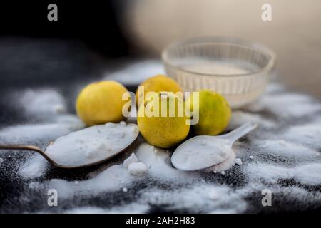 Masque de bicarbonate de soude dans un bol en verre sur la surface en bois avec certaines bicarbonate de soude saupoudré sur la surface et les citrons aussi sur la surface. Utilisé pour blemi Banque D'Images