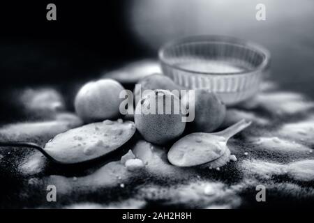 Masque de bicarbonate de soude dans un bol en verre sur la surface en bois avec certaines bicarbonate de soude saupoudré sur la surface et les citrons aussi sur la surface. Utilisé pour blemi Banque D'Images