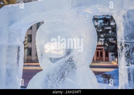 Statue de glace fait de glace sur un jour d'hiver glacial Banque D'Images