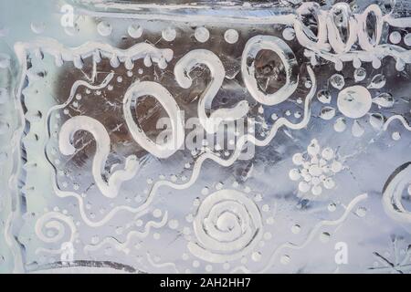 Le nombre et l'année 2020 écrit dans la glace sur une surface de glace Banque D'Images