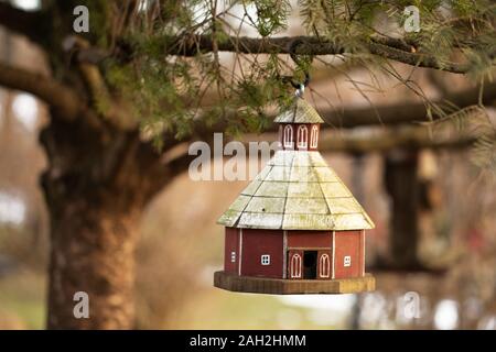 Une grange ronde maison d'oiseaux accrochée à un arbre de pin à Indianapolis, Indiana, États-Unis. Banque D'Images