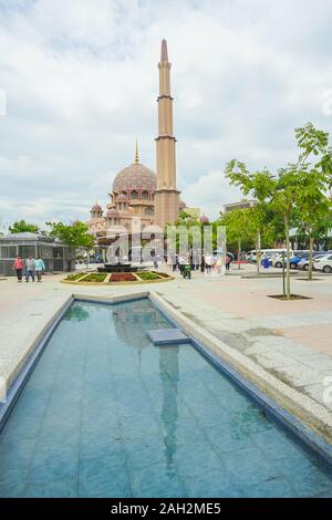 Kuala Lumpur, Malaisie - 8 novembre, 2019 : Mosquée Putra est la célèbre mosquée rose dans la ville de Kuala Lumpur, Malaisie. Banque D'Images