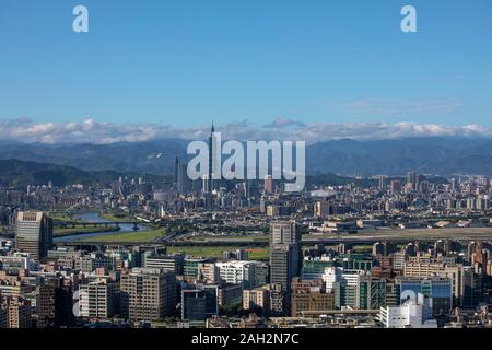 Rivière Keelung Taipei traverse sur fond de collines verdoyantes dans une vue d'Jinmianshan par un beau matin ensoleillé. Banque D'Images