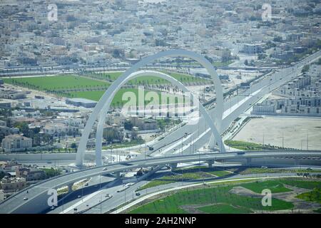 Arches à échanger le plus grand monument de la ville. Connue sous le pont de l'arche. Vue aérienne de Doha Banque D'Images