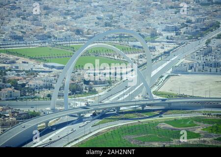 Arches à échanger le plus grand monument de la ville. Connue sous le pont de l'arche. Vue aérienne de Doha Banque D'Images