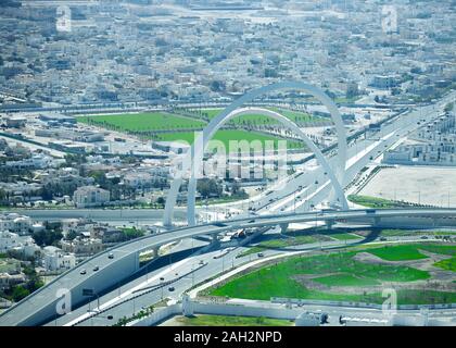 Arches à échanger le plus grand monument de la ville. Connue sous le pont de l'arche. Vue aérienne de Doha Banque D'Images