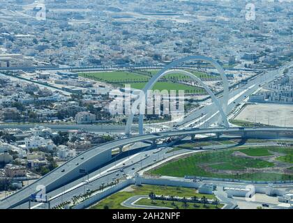 Arches à échanger le plus grand monument de la ville. Connue sous le pont de l'arche. Vue aérienne de Doha Banque D'Images