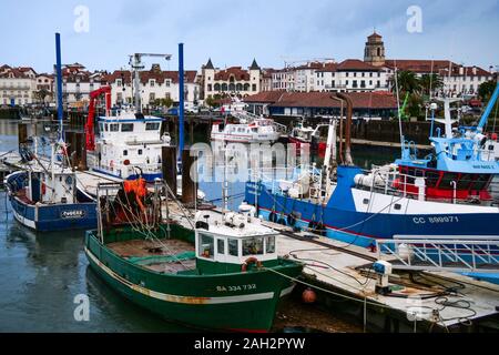 Les navires de pêche à quai de pose sur un matin d'hiver, Saint-Jean de Luz, Pays Basque, Pyrénées-Atlantiques, France Banque D'Images