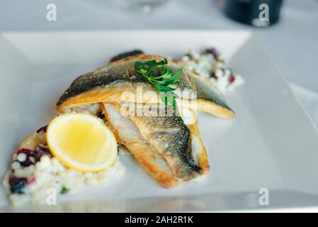 Plat de poisson - Filet de poisson et légumes dans le restaurante Banque D'Images