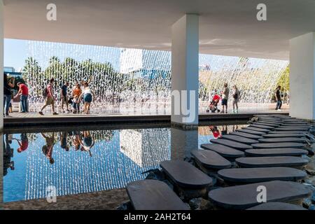 Lisbonne, Portugal - 10 octobre 2017 : les gens marcher sous la fontaine dans le parc de l'ONU, Lisbonne, Portugal. Banque D'Images