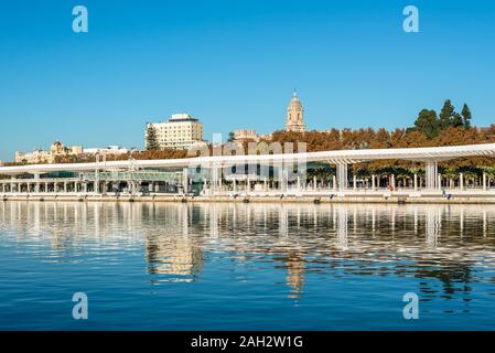 Malaga, Espagne - 4 décembre 2018 : ville de Malaga, Espagne. Boulevard moderne appelé 'Palmeral de las sorpresas' au premier plan. Banque D'Images