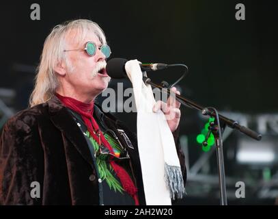 Chanteur, Derek Hussey de Francis Cabrel l'exécution à Fairport's Cropredy Festival, Royaume-Uni, 13/8/11. Banque D'Images