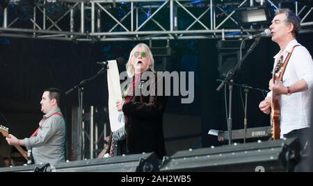 Chanteur, Derek Hussey de Francis Cabrel l'exécution à Fairport's Cropredy Festival, Royaume-Uni, 13/8/11. Banque D'Images