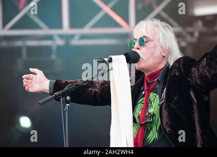 Chanteur, Derek Hussey de Francis Cabrel l'exécution à Fairport's Cropredy Festival, Royaume-Uni, 13/8/11. Banque D'Images