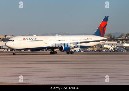 Madrid, Espagne - 10 Avril 2017 : Delta Air lines Boeing 767 avion à l'aéroport de Madrid (MAD) en Espagne. Boeing est un constructeur aéronautique basé sur le siège Banque D'Images