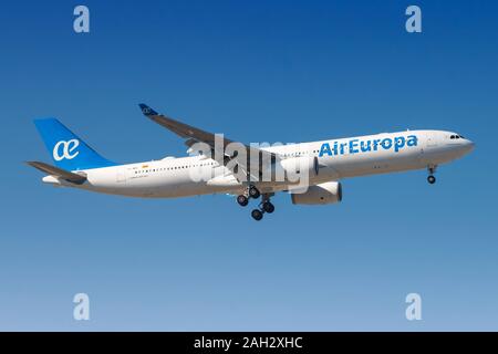 Madrid, Espagne - 10 Avril 2017 : Air Europa avion Airbus A330 à l'aéroport de Madrid (MAD) en Espagne. Airbus est un constructeur aéronautique de Toulouse, Fr Banque D'Images