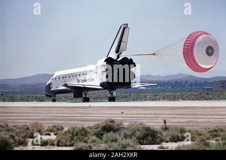 L'Orbiteur Endeavour STS-49 a atterri à la base aérienne d'Edwards le 16 mai 1992 La drogue chute précède le parachute principal de la NASA dans l'exercice de son premier objectif de test détaillé sur le système de goulotte de glisser. Banque D'Images