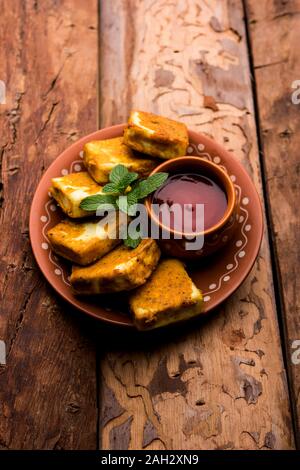 Amritsari Paneer Tikka fait à l'aide de cubes de fromage cottage trempés dans une pâte faite avec le bésane, chat masala et épices et peu profond frits dans la poêle, servi avec Banque D'Images