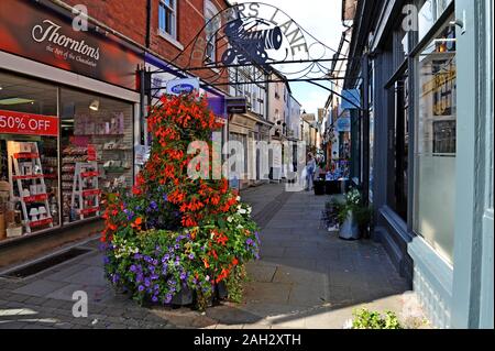 Les tabliers Lane, Leominster, Herefordshire, une rue étroite d'édifices historiques bordée de boutiques. Banque D'Images