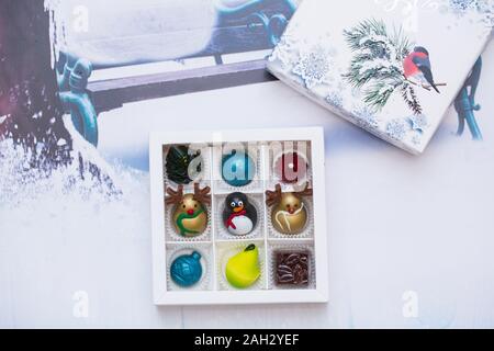 Assortiment de chocolats exquis multi-couleurs, blanc, noir et le chocolat au lait Banque D'Images