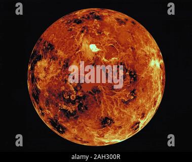 Le pôle nord est au centre de l'image ; avec 0 degrés, 90° , 180 degrés, 270 degrés longitudes est à 6, 3, 12 et 90 heures, respectivement, les postes d'une imagerie d'horloge. Magellan mosaïques radar à synthèse d'ouverture du premier cycle d'Magelolan cartographie sont représentées sur un globe virtuel pour créer cette image. Les données manquantes sont remplis d'Pioneere-Venus Orbiter, données ou une constante de la valeur de milieu de gamme. Simulation de couleur est utilisé pour améliorer la structure à petite échelle. Les teintes sont simulées en fonction de la couleur d'images enregistrées par la sonde Venera 13 & 14. Banque D'Images