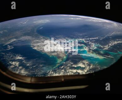 (26 avril 1990) --- La péninsule de Floride et du smog sur la côte nord-est des États-Unis sont en vedette dans cette image photographiée par un membre d'équipage de la navette Discovery lors de la mission STS-31. Selon les scientifiques, une masse de brouillard d'aérosol s'étend à travers le dessus de la vue complète. La visibilité météorologique, sulfate et le contenu des données a montré que la brume était en effet le smog industriel haze, plutôt que cloud. La masse d'air a été transporté à l'ouest en est (de gauche à droite) autour de l'Amérique du membre d'une cellule haute pression. Il s'est déplacé à l'étranger pour au moins 1500 kilomètres pour atteindre les îles de l'Atlantique des Bermudes. T Banque D'Images