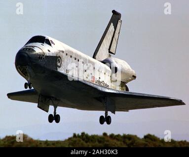 La navette Columbia s'approche de son toucher des roues sur la piste 22 de Edwards, en Californie, à 8:39 heures, 14 juin 1991 Banque D'Images