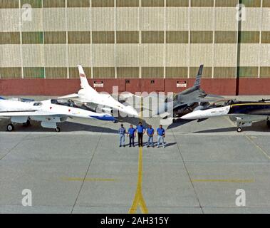 Quatre versions différentes du F-16 ont été utilisés par Dryden, dans les années 90. Sur les côtés droit et gauche sont deux F-16XLs. Sur la gauche est le F-16XL # 2 (848) de la NASA, qui est la version de deux sièges, utilisées pour des études de flux laminaire jusqu'à la fin de 1996. Sur la droite est le seul siège-F-16XL # 1 (849) de la NASA, utilisé pour la recherche à flux laminaire et sonic boom de la recherche. (Fait référence à flux laminaire d'air lisse sur une aile, ce qui augmente la portance et traînée réduit par rapport à l'air turbulent). Entre eux au centre à gauche est un F-16A DE LA NASA (816), la seule exploitation civile F-16. À côté de lui au centre droit est l'un des États-Unis Banque D'Images