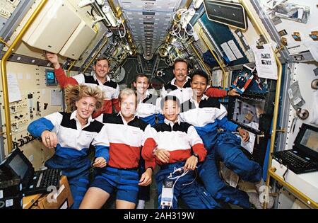 (12 - 20 septembre 1992) --- les membres de l'équipe monter pour le traditionnel portrait en vol dans ce cadre 35 mm photographié dans le module scientifique en orbite autour de la Terre à bord de la navette spatiale Endeavour. De gauche à droite (avant) sont N. Jan Davis, Mark Lee et Mamoru Mohri, (arrière) et Curtis Brown, Jr., Jerome Apt, Robert Gibson et Mae Jemison. Banque D'Images