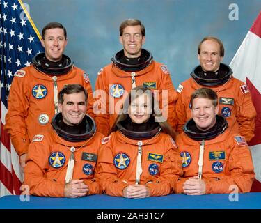 (Août 1992) --- Ces cinq les astronautes de la NASA et un spécialiste de charge utile sont assigné au vol, prévu plus tard cette année. En photo sur le banc arrière sont, de gauche à droite, les astronautes Michael Baker, pilote, James Wetherbee, commandant de mission ; et Steven MacLean, spécialiste de charge utile représentant l'Agence spatiale canadienne (ASC). En face sont, de gauche à droite, les astronautes Charles Lacy Veach, Tamara Jernigan et William Shepherd, tous les spécialistes de mission. Banque D'Images