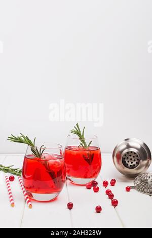 Cocktail de canneberges ou boissons limonade au romarin et glace Banque D'Images