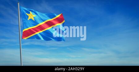 Le drapeau national de la République démocratique du Congo dans le vent en face d'un ciel bleu clair Banque D'Images