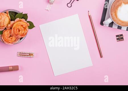 Stock photo style vierge avec maquette-papier sur la table avec des roses rose et papeterie Banque D'Images