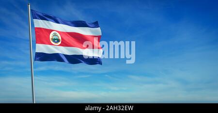 Le drapeau national du Costa Rica dans le vent en face d'un ciel bleu clair Banque D'Images