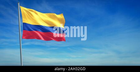 Le drapeau national de la Colombie dans le vent en face d'un ciel bleu clair Banque D'Images