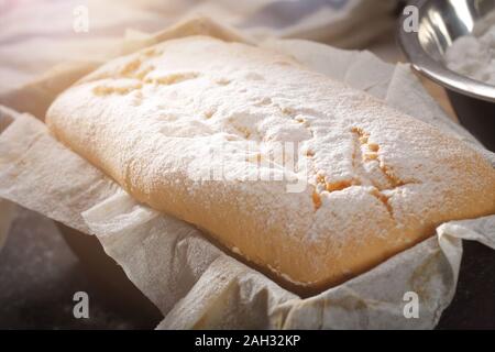 Gâteau de Noël frais retiré du four Banque D'Images