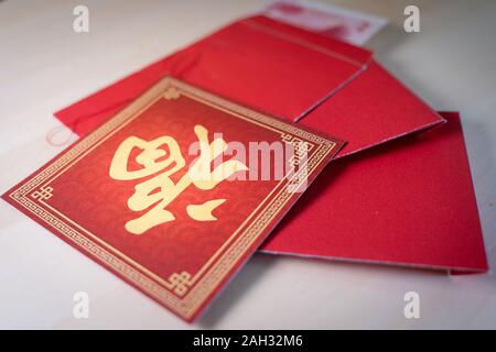 La décoration du nouvel an chinois avec des enveloppes rouges et le caractère FU, qui signifie bonne chance, fortune et Bénédiction. Banque D'Images