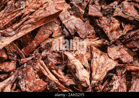 Close-up de bœuf séché les poumons. Gâteries naturelles pour chiens. Une image complète des morceaux de friandises. Focus sélectif. Photo paysage arrangement. Banque D'Images