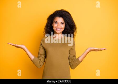 Photo de Happy cute nice charmante jolie black magnifique jeune smiling toothily holding à options avec les comptes de médias sociaux de suivre isolated Banque D'Images