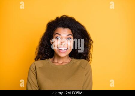 Vraiment. Photo gros plan de la peau sombre assez incroyable dame incroyable écouter bonne nouvelle de joie porter Pull décontracté isolé sur la couleur jaune Banque D'Images